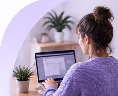 Persona formándose online frente a una computadora